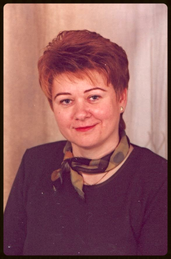 Seres Erzsébet porcelánfestő